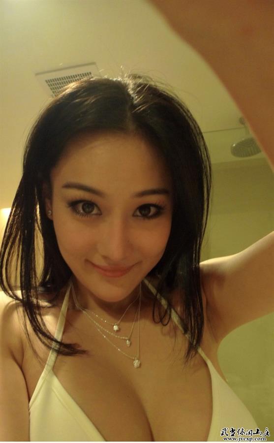 Vivian Zhang Xinyu taking a selfie