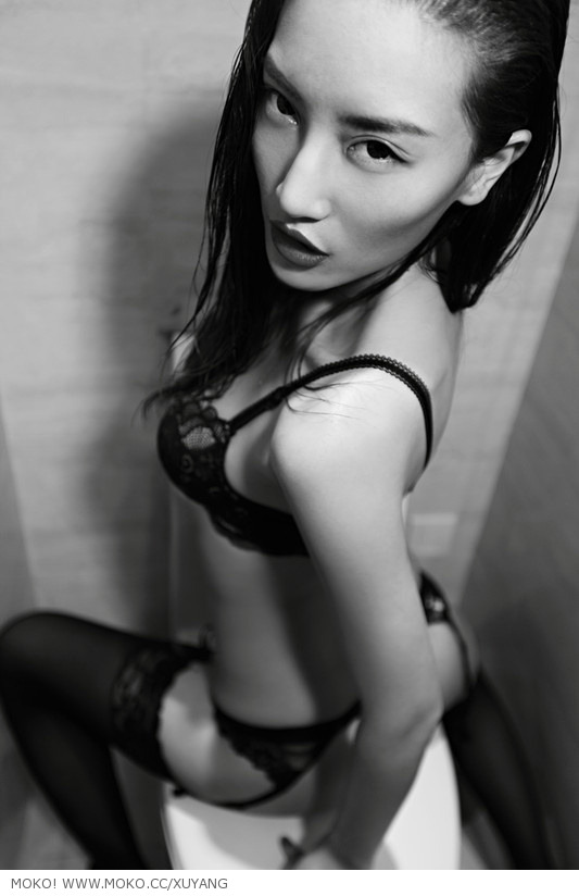 Xu Qian Er in lingerie