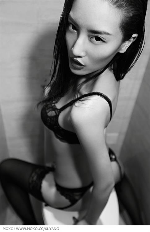 Xu Qian Er in lingerie
