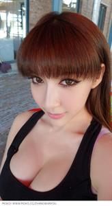 Zhang Wanyou taking a selfie