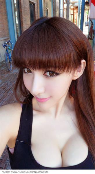 Zhang Wanyou taking a selfie