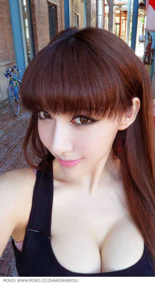 Zhang Wanyou taking a selfie