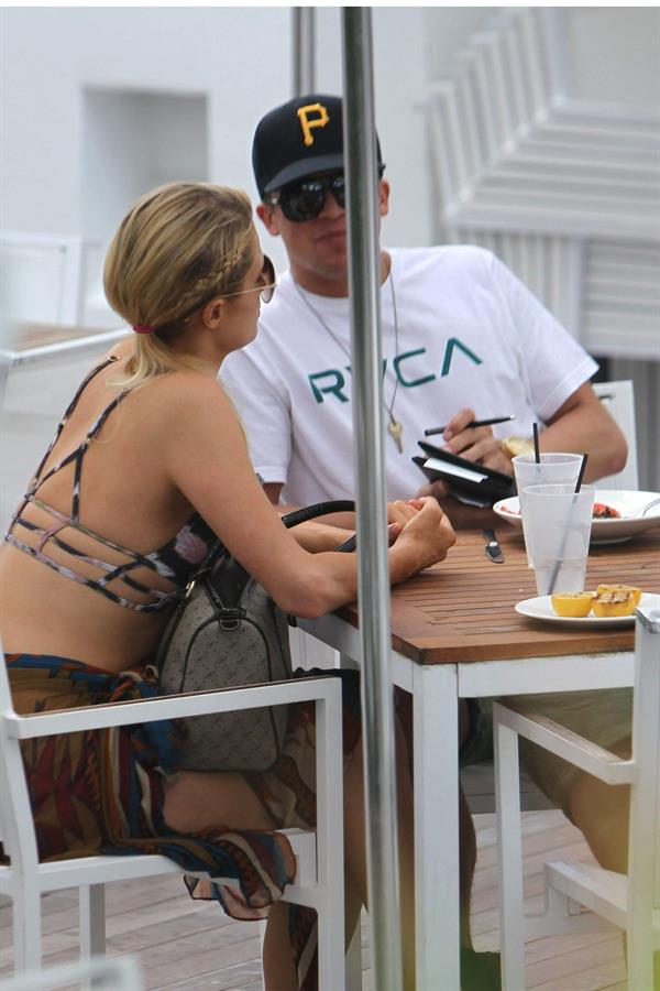 Paris Hilton lunch in Miami December 10-2012  