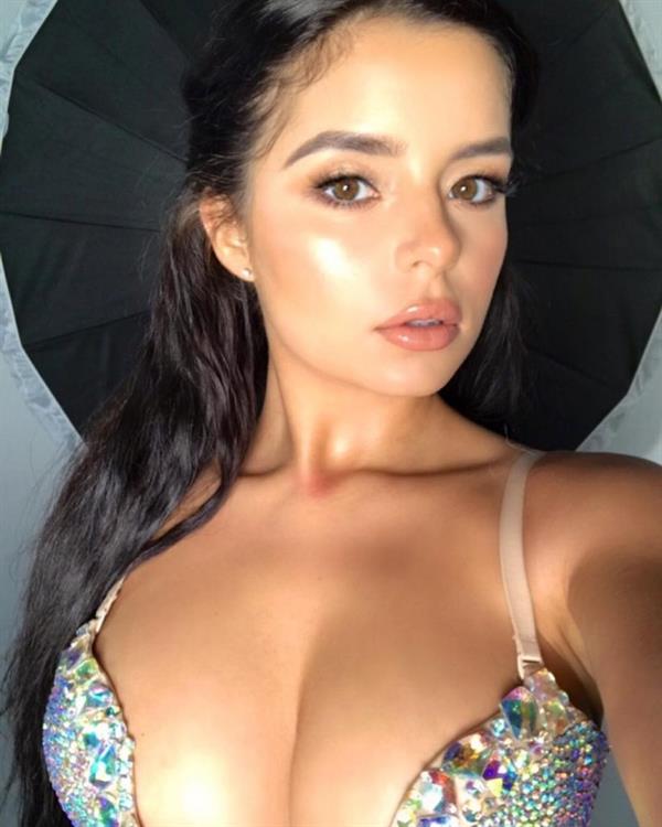 Demi Rose Mawby taking a selfie