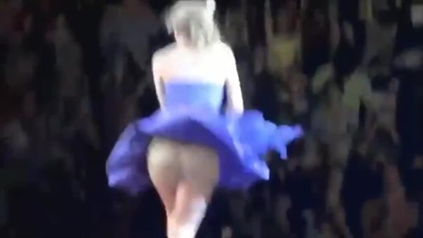 Taylor Swift - Wardrobe Malfunction on Taylor Swifts Concert