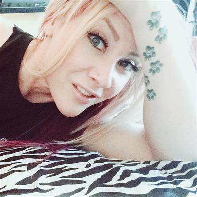 Amanda Michelle Folstad Ptak taking a selfie