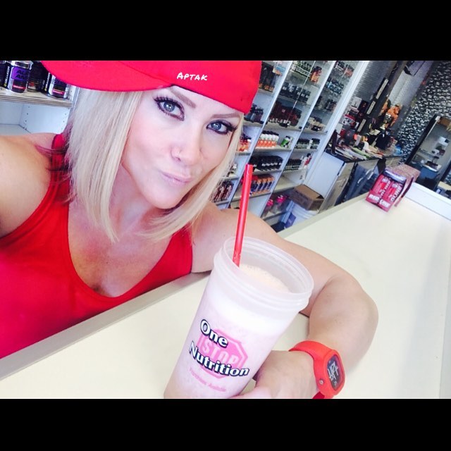 Amanda Michelle Folstad Ptak taking a selfie