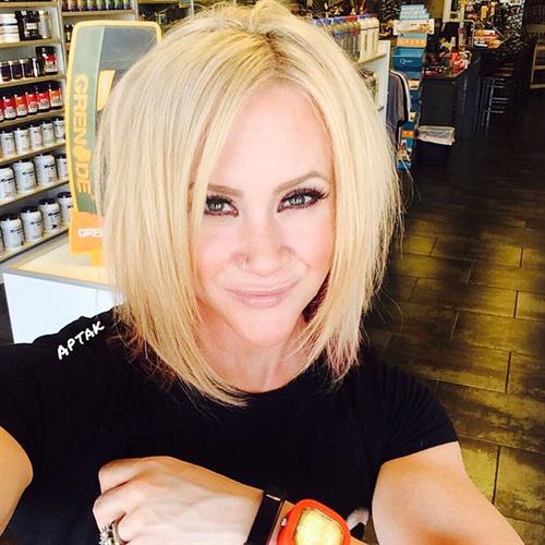 Amanda Michelle Folstad Ptak taking a selfie