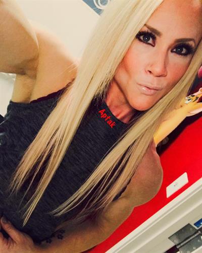 Amanda Michelle Folstad Ptak taking a selfie