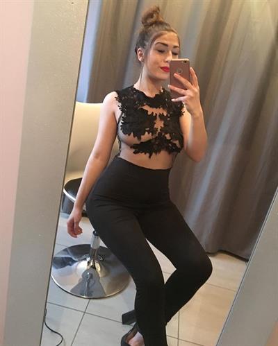 Lindy taking a selfie