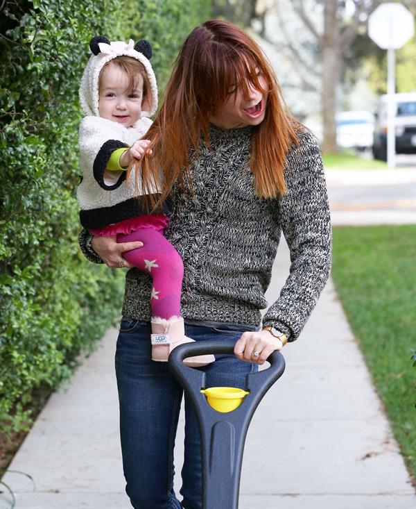 Alyson Hannigan Hangs out with her daughter in Los Angeles (November 22, 2013) 