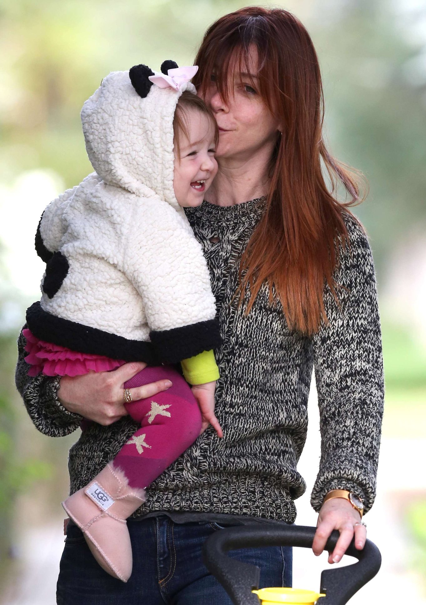 Alyson Hannigan Hangs out with her daughter in Los Angeles (November 22, 2013) 