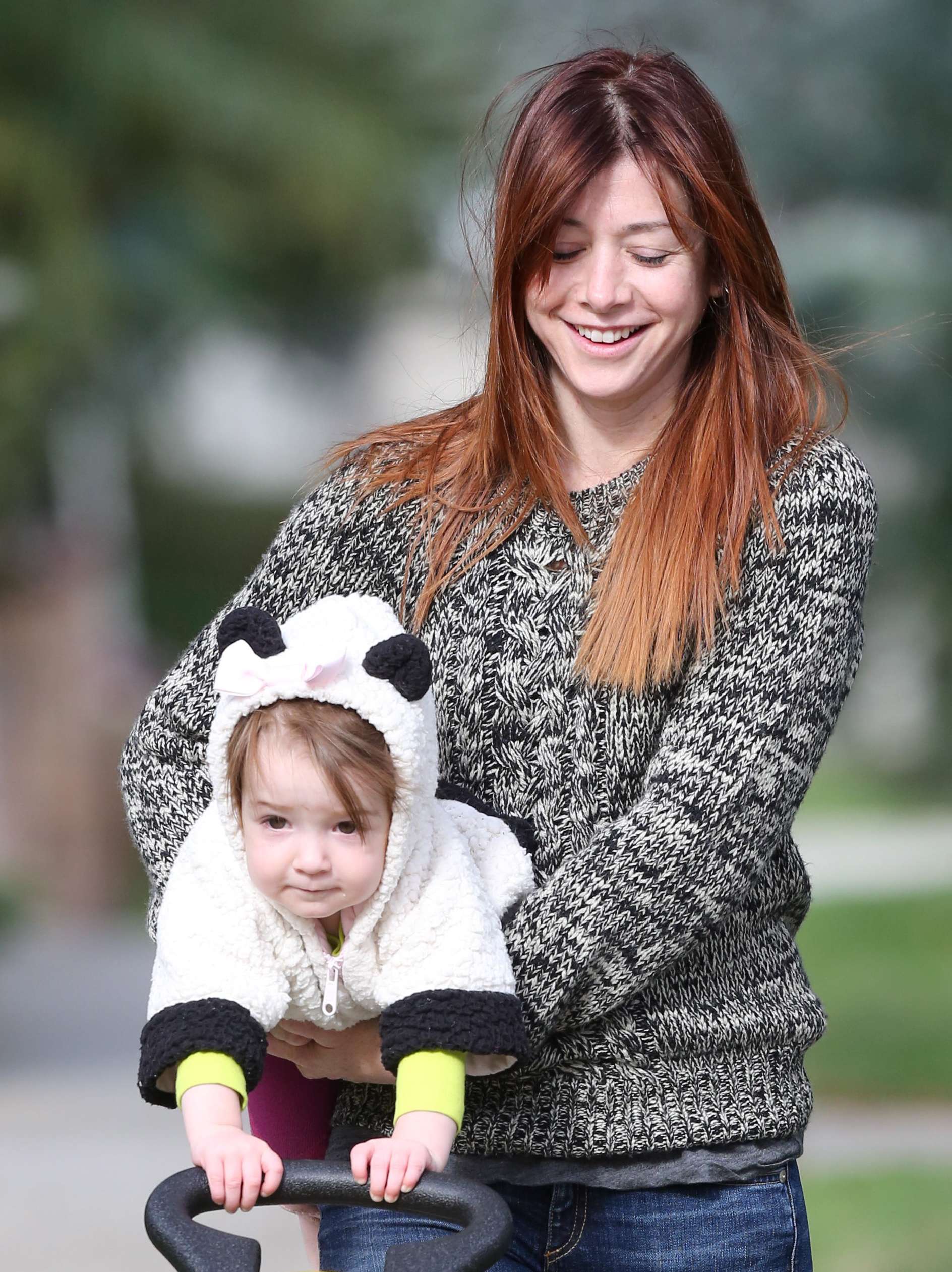 Alyson Hannigan Hangs out with her daughter in Los Angeles (November 22, 2013) 