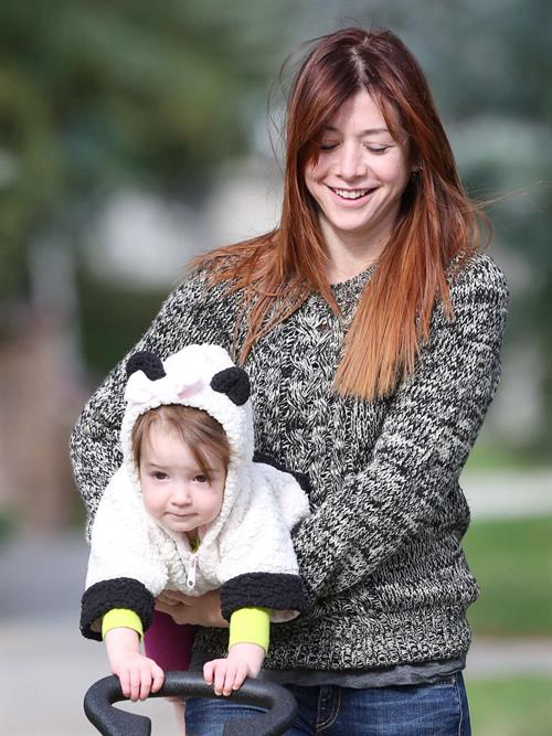 Alyson Hannigan Hangs out with her daughter in Los Angeles (November 22, 2013) 