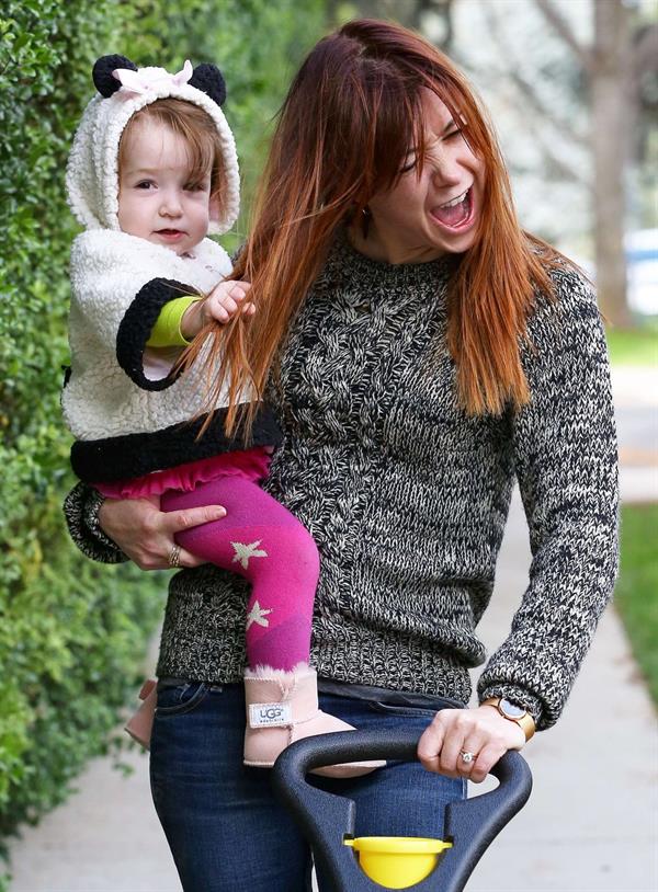 Alyson Hannigan Hangs out with her daughter in Los Angeles (November 22, 2013) 