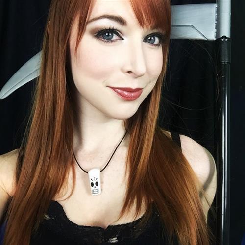 Lisa Foiles taking a selfie