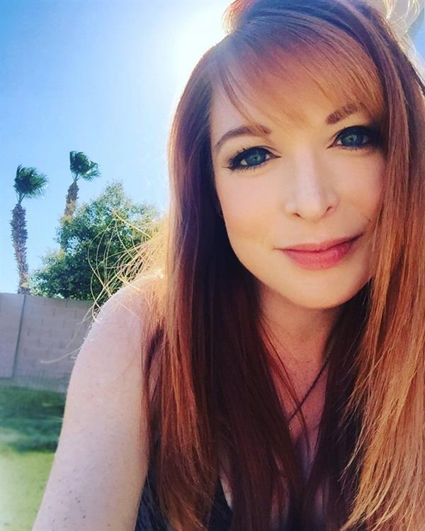 Lisa Foiles taking a selfie