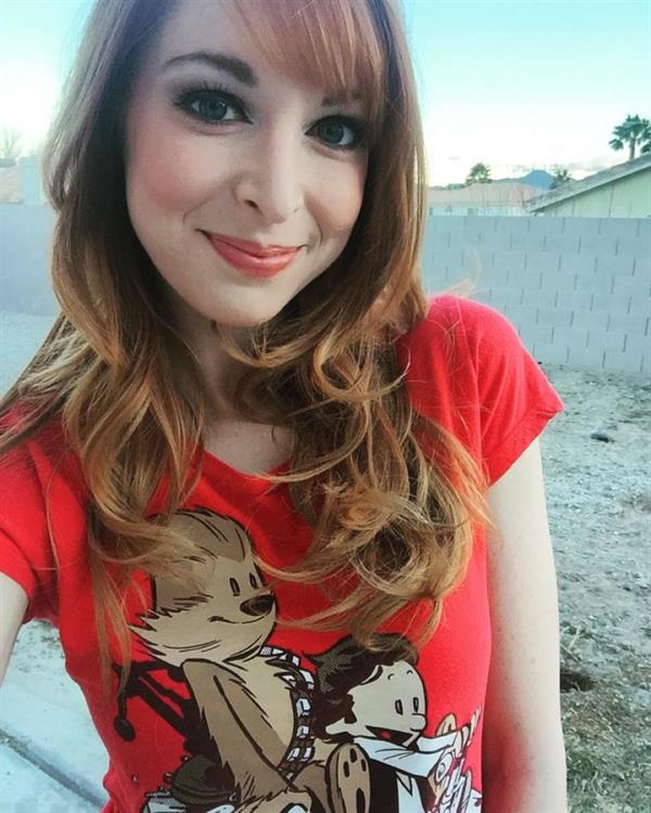 Lisa Foiles taking a selfie