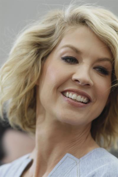 Jenna Elfman - On the set of Extra at The Grove in Los Angeles on February 14, 2013