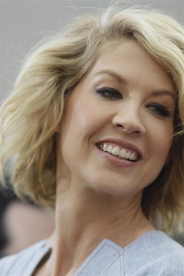 Jenna Elfman - On the set of Extra at The Grove in Los Angeles on February 14, 2013