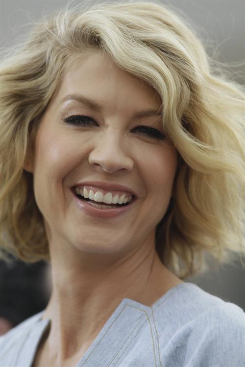Jenna Elfman - On the set of Extra at The Grove in Los Angeles on February 14, 2013
