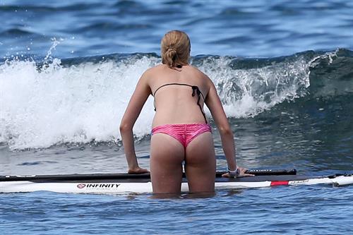 Ireland Baldwin goes paddle-boarding in Hawaii with her boyfriend Slater Trout May 26, 2013 