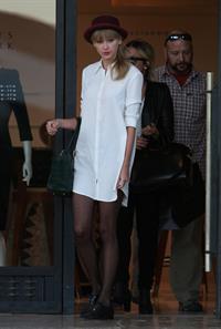Taylor Swift – Barneys New York in Beverly Hills 9/29/13  