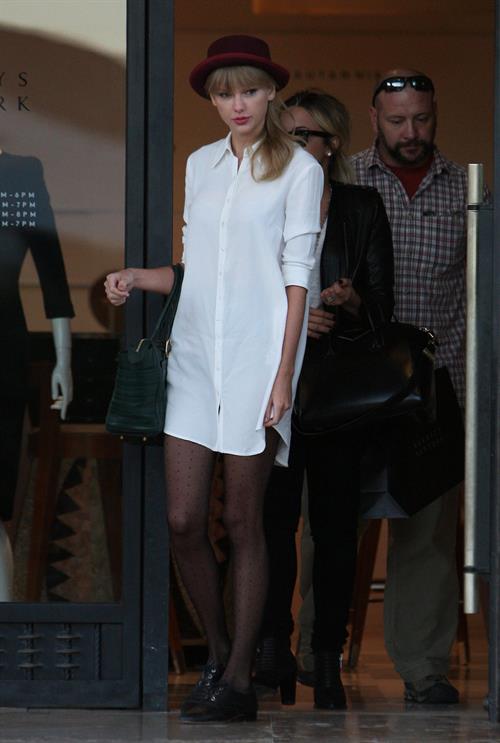 Taylor Swift – Barneys New York in Beverly Hills 9/29/13  