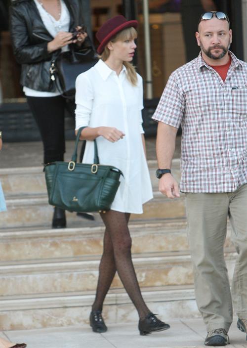Taylor Swift – Barneys New York in Beverly Hills 9/29/13  