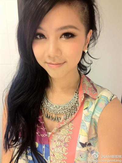 Gloria Tang taking a selfie