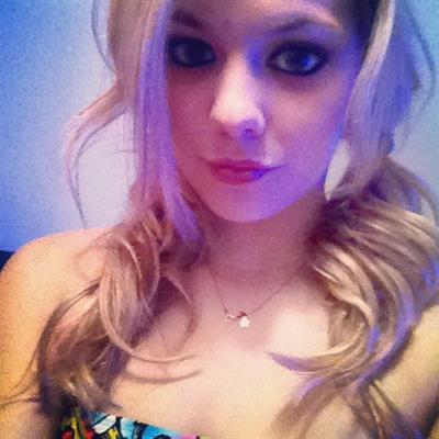 Alexa Knierim taking a selfie