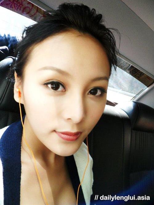 Jeana Ho taking a selfie