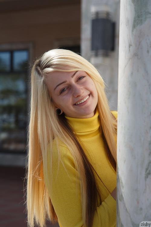 Dahlia Flashing her Tits