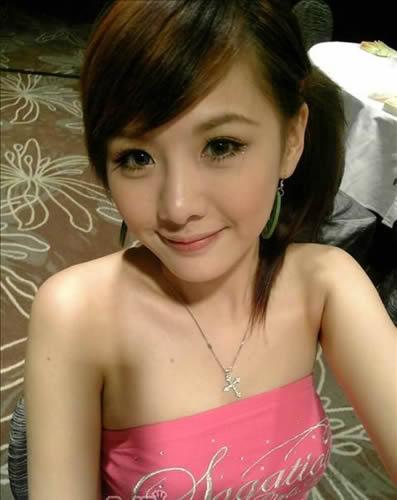 Amber An taking a selfie