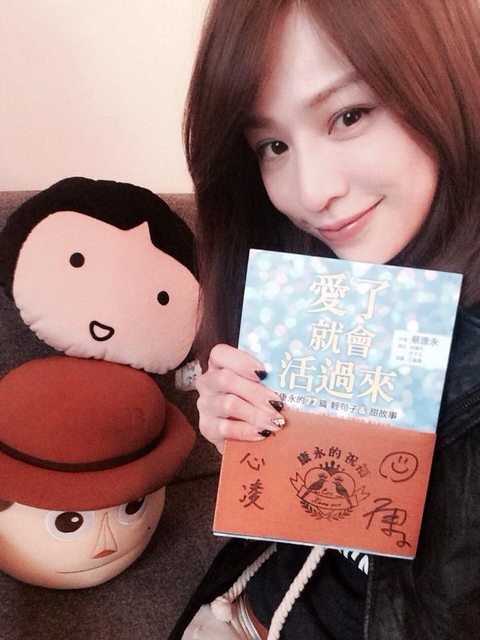 Cyndi Wang taking a selfie