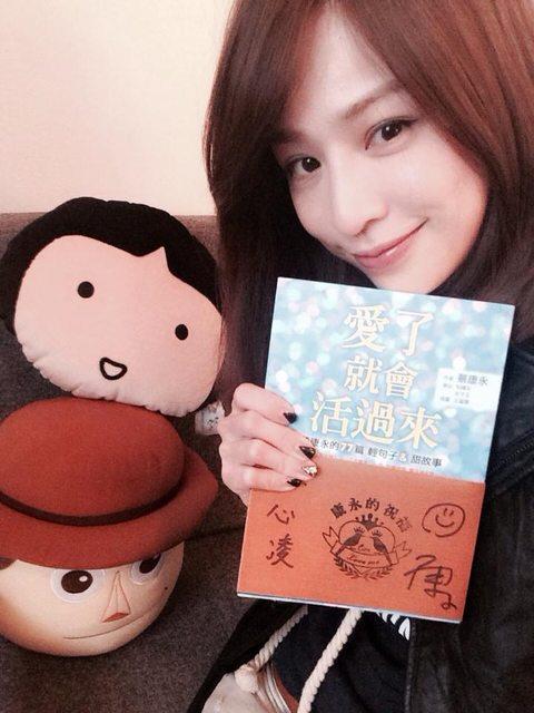 Cyndi Wang taking a selfie