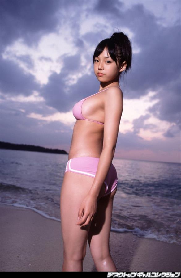 Ai Shinozaki in a bikini - ass
