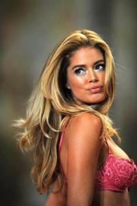 Doutzen Kroes in lingerie