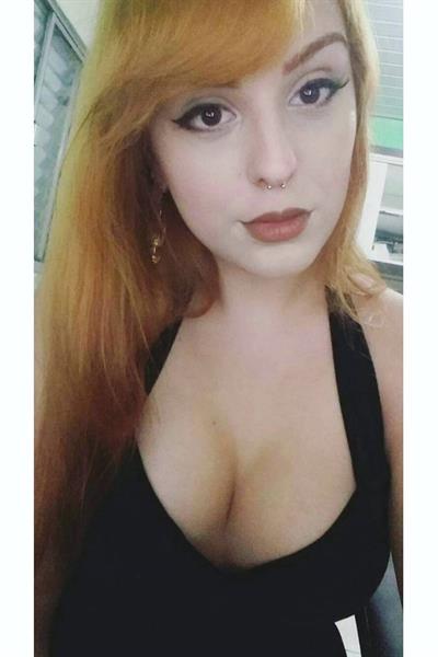 Thábata Cardoso taking a selfie