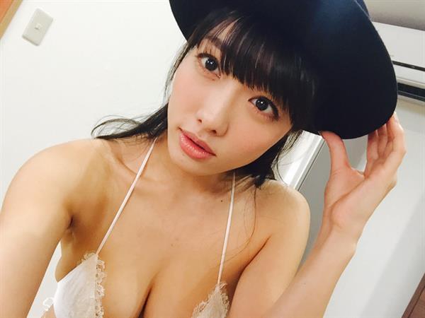 Anna Konno taking a selfie