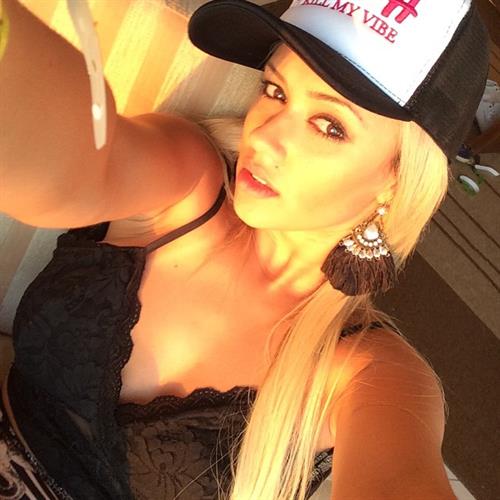 Liziane Soares taking a selfie