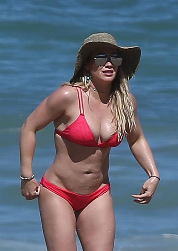 Hilary Duff sexy bikini pics