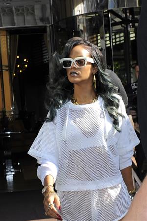 Rihanna - Arrives at her concert in the LG Arena Birmingham in Birmingham (16.07.2013) 