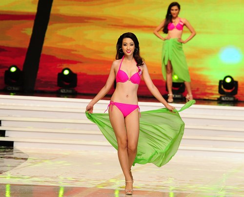 Đỗ Mỹ Linh in a bikini