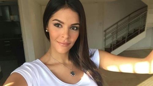 Keysi Sayago taking a selfie