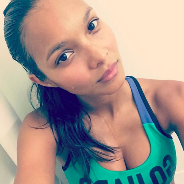 Lais Ribeiro taking a selfie