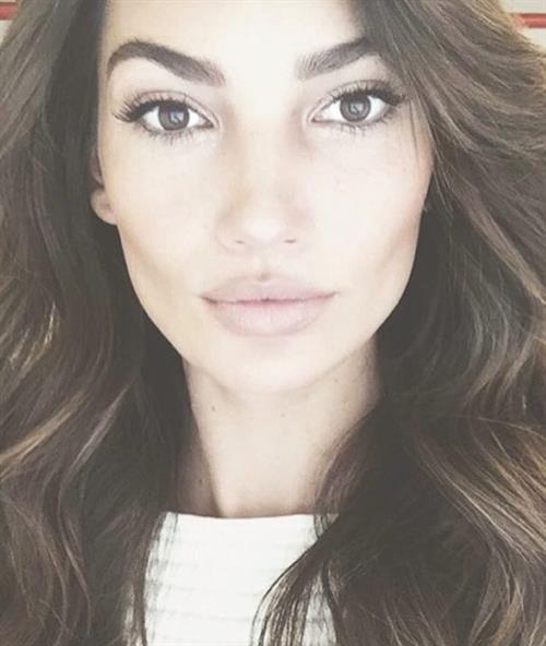 Lily Aldridge taking a selfie