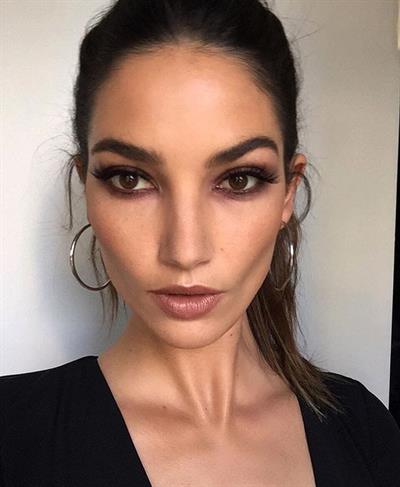 Lily Aldridge taking a selfie