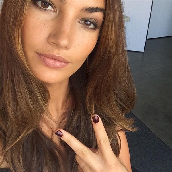 Lily Aldridge taking a selfie