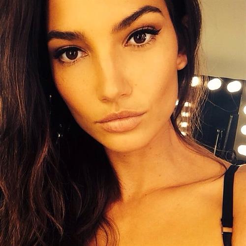 Lily Aldridge taking a selfie